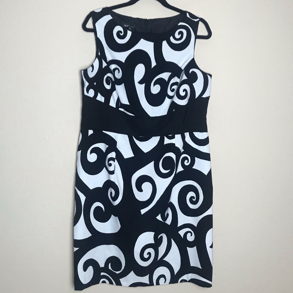 Black and white scroll sheath cocktail sleeveless